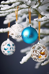 冬天背景图片_树枝上的圣诞树装饰品