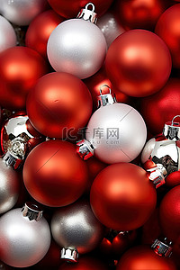 一堆球中的红色和银色装饰品