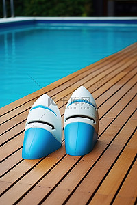 游泳背景图片_泳池附近的木甲板上有两只塑料海豚在游泳