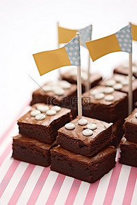白色和棕色布朗尼蛋糕顶部的小旗帜