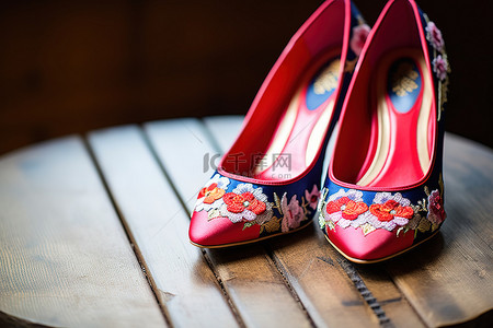 婚鞋背景图片_木板刺绣中式婚鞋