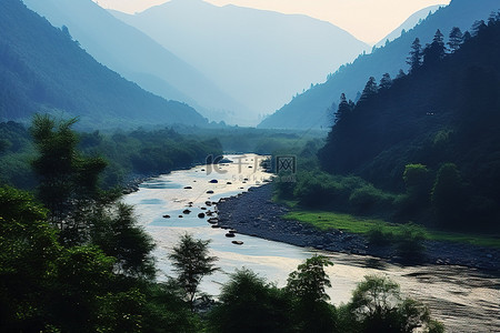 一条河流穿过树木丛生的山谷
