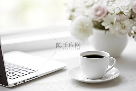 玫瑰背景图片_笔记本电脑前的一杯咖啡和花瓶