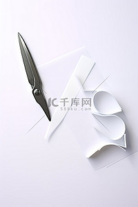剪刀刀背景图片_白色表面上的剪刀和纸