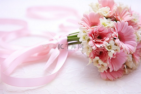 粉红花束和粉红丝带的幸福婚礼