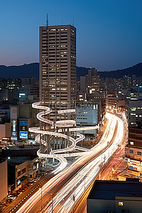 韩国首尔城市景观，黄昏时有汽车和建筑物恶作剧丰田汽车集团塞耶