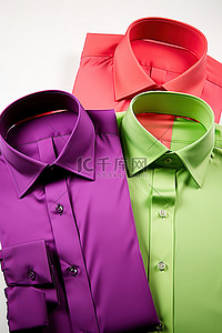 三件彩色衬衫，上面有紫色腰带