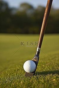 球赛背景图片_在高尔夫球旁边拿着木棍的人