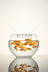 鱼缸背景图片_一个空碗，里面装满了金鱼在游来游去