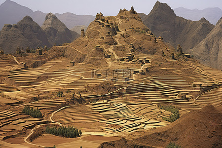 周围的梯田山区