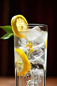暴打柠檬茶背景图片_一个高脚玻璃杯，上面放着冰块和柠檬片