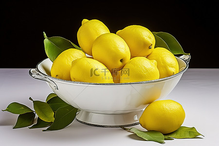 盘子水果背景图片_柠檬放在白色表面的白色盘子里