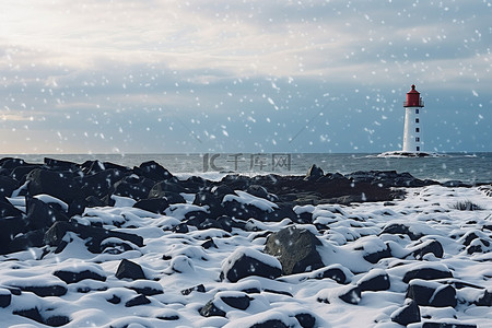 灯塔附近被雪覆盖的岩石海滩