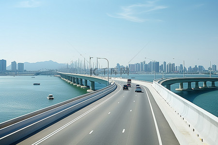 一座公路桥穿过水面，上面有车辆行驶