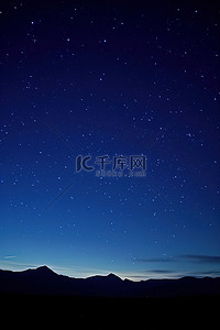 星星天背景图片_傍晚天空中山上和平原上的星星