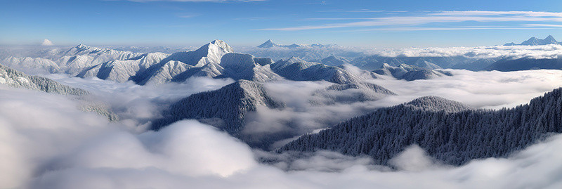 云彩背景图片_长充市附近的雪山，远处的云彩