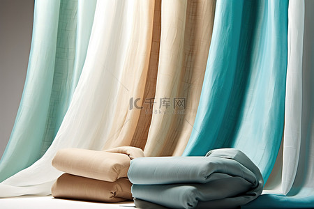 各种颜色的布艺窗帘枕头和椅子