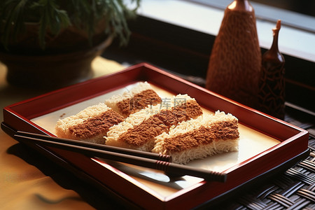 用筷子放在托盘上的亚洲蛋糕