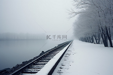 雪上上的脚印背景图片_水和雪上的铁轨