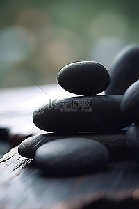 一堆黑色石头坐在视野前的桌子上