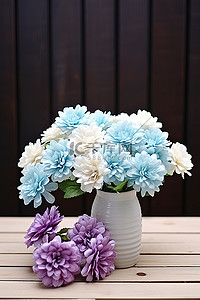 白色假花背景图片_木质背景和花梳下白色花瓶中的假花