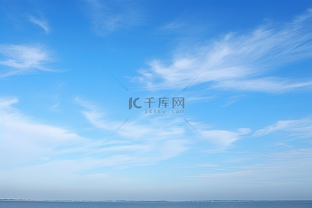 云海背景图片_天蓝色的一天，有云海波浪和小船