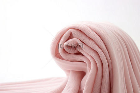 白色背景上的柔软粉色围巾