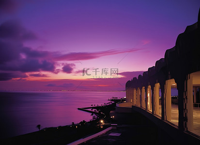 关岛背景图片_紫色的夕阳，左边是山脊，右边是海洋