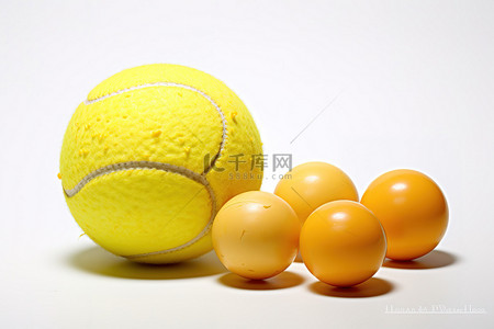 黄色网球和橙色网球