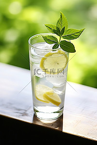 暴打柠檬茶背景图片_一杯水和柠檬