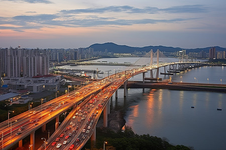 杨浦滨江背景图片_在城市中可以看到桥上的交通流