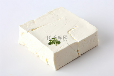 乳酪背景图片_白色表面上的一块方形羊乳酪