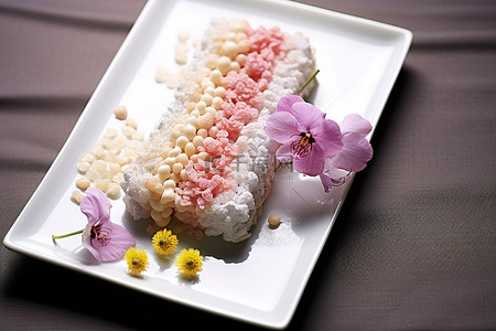 米饭背景图片_一个白盘，上面有米饭布丁和兰花