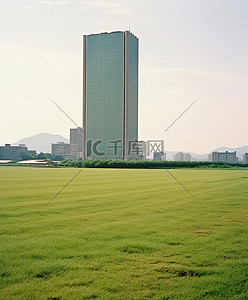 高楼大厦和绿地的场景