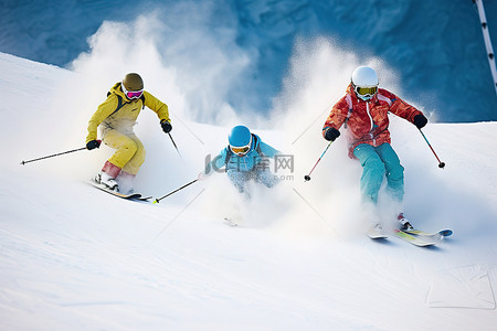 单板滑雪者在雪地里滑雪