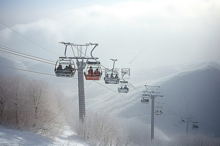 冬天里的中国背景图片_中国北方的滑雪缆车，冬天里有人在上面