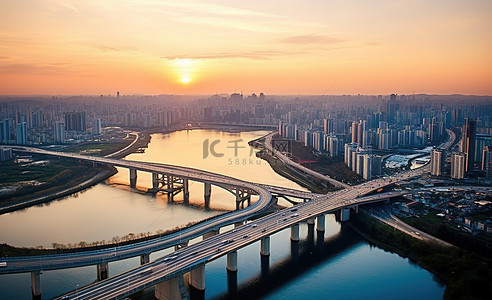 水桥城市背景图片_日出时桥水和城市的景色