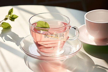 暴打柠檬茶背景图片_桌上的粉色茶杯，附近有柠檬