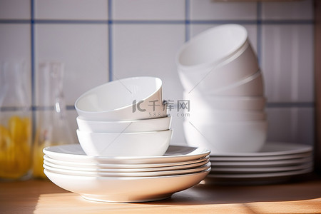 厨房里的八个盘子碗和杯子