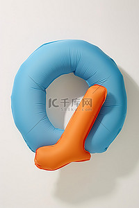 英语橙色背景图片_橙色和蓝色字母的塑料 q 字母形状玩具
