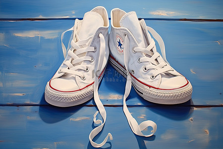 情侣白色背景图片_一双白色匡威运动鞋坐在蓝色地板上