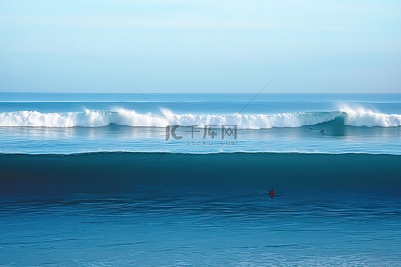 蓝色的海洋背景图片_蓝色的海洋与冲浪者