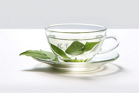 一个空茶杯和茶碟，里面有一片绿叶