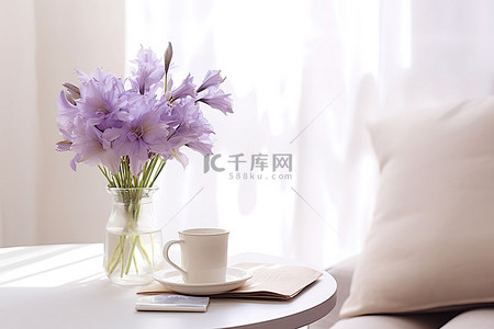 白色花背景图片_白色桌子上有一瓶紫色的花
