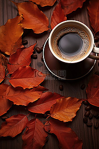 一杯热咖啡放在一层叶子上