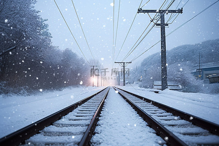 铁轨沿线有一些雪