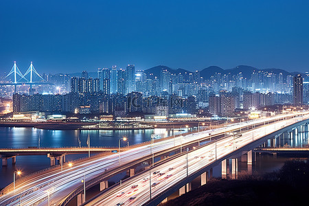 高速公路背景图片_首尔市夜间，桥上有高速公路交通