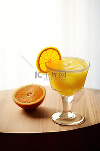 木桌上的橙色鸡尾酒，上面有裂开的橙色