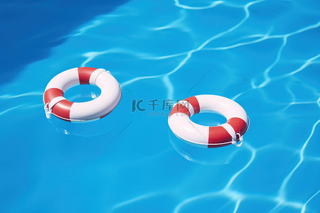 室外泳池蓝色水面上漂浮着两个救生圈