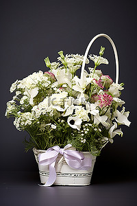 生日快乐鲜花背景图片_一个白色的婚礼篮，里面有鲜花和一张生日快乐卡